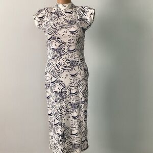 Chic Navy and White Floral Midi Dress 🏹